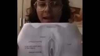 Mulher chupando a própria buceta