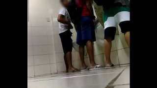 Sexo gay em banheiro público