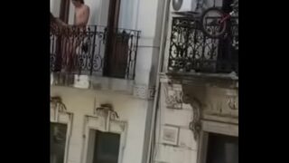 Desnuda en el balcon