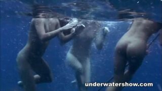 Desnudas nadando