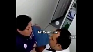 Me follo a doctor mexicano en su consultorio