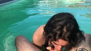 Foda harcore fazendo sexo na piscina com bunda